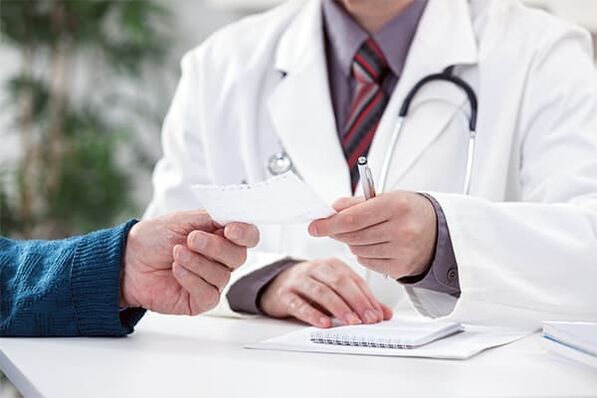 liječnik daje savjete o liječenju prostatitisa